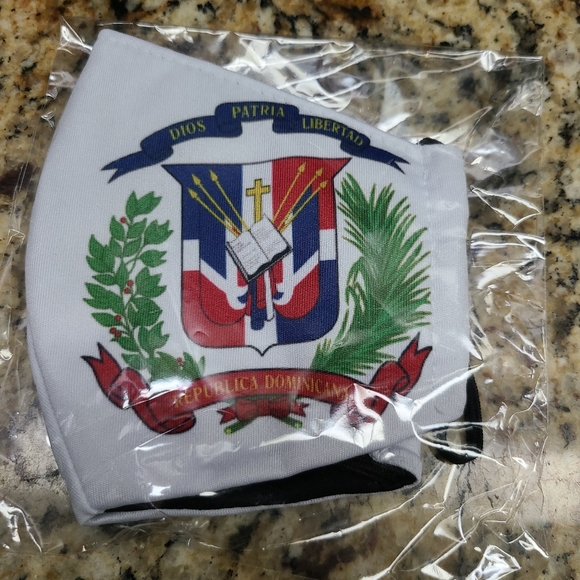 NWT Dominican Republic Mask - Picture 3 of 9